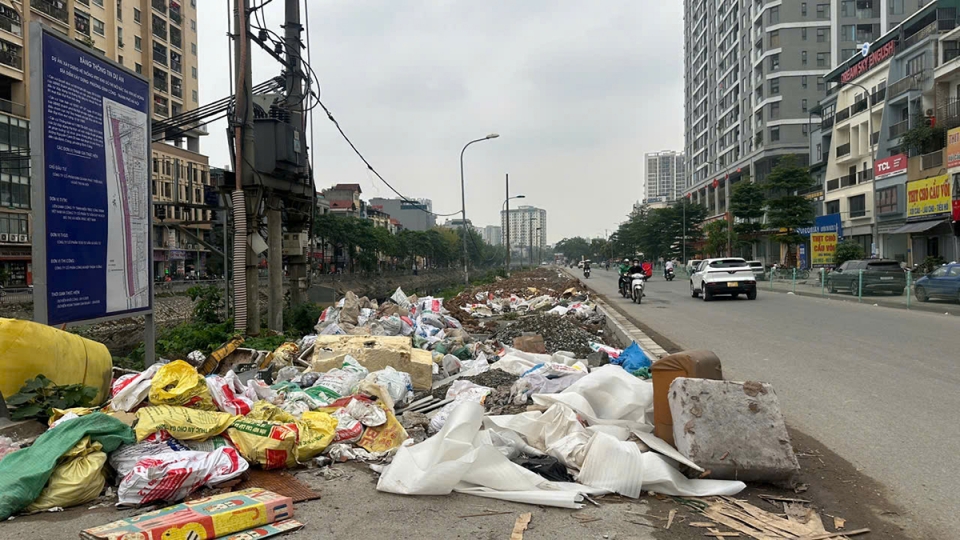 Đường Nguyễn Cảnh Dị ở Hà Nội thi công dở dang, công trường bỏ không ngập rác