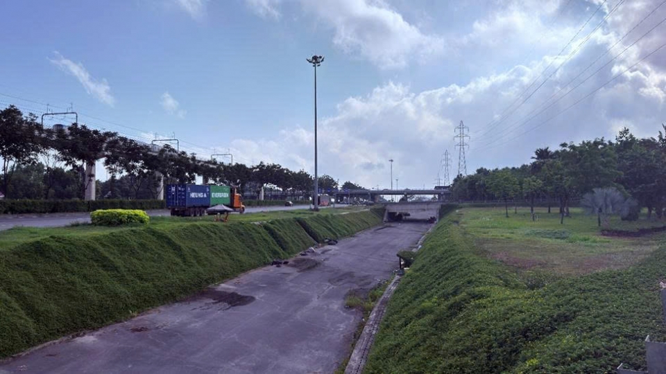 Hầm chui Trạm 2: Huyết mạch cửa ngõ biến thành bãi tập kết, sửa chữa xe tải