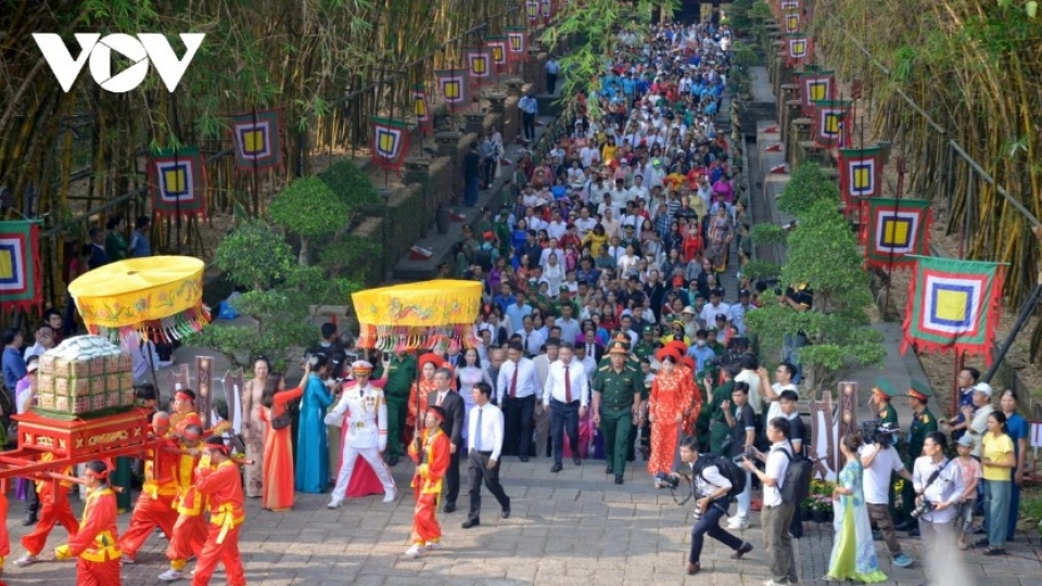 ho_chi_minh_city_leaders_and_residents_offer_incense_in_tribute_to_the_hung_kings_the_nations_founders.jpg
