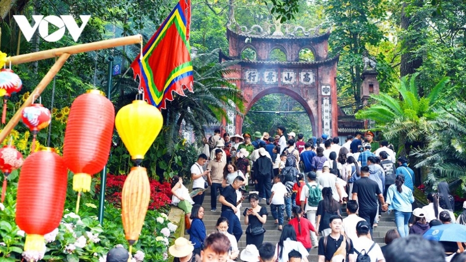 Tens of thousands offer incense at Hung Kings’ Commemoration Day