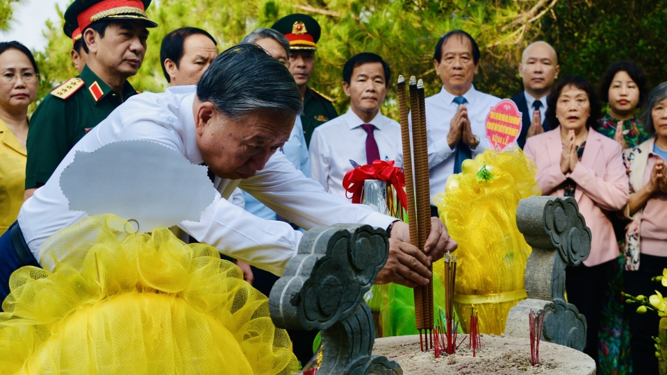 Tổng Bí thư, Chủ tịch nước dâng hương tưởng niệm Đại tướng Võ Nguyên Giáp