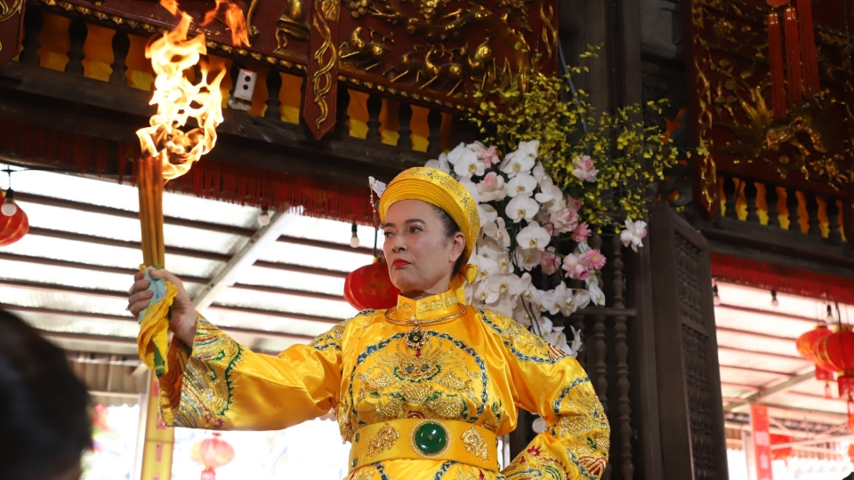 Huyền diệu sắc màu đạo mẫu qua những giá đồng của Nghệ nhân ưu tú Trần Thị Huệ