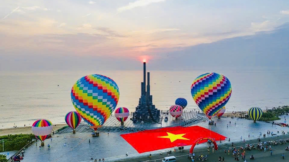 khinh_khi_cau_mang_den_mot_trai_nghiem_moi_voi_nguoi_dan_va_du_khach_tai_bien_tuy_hoa.jpeg