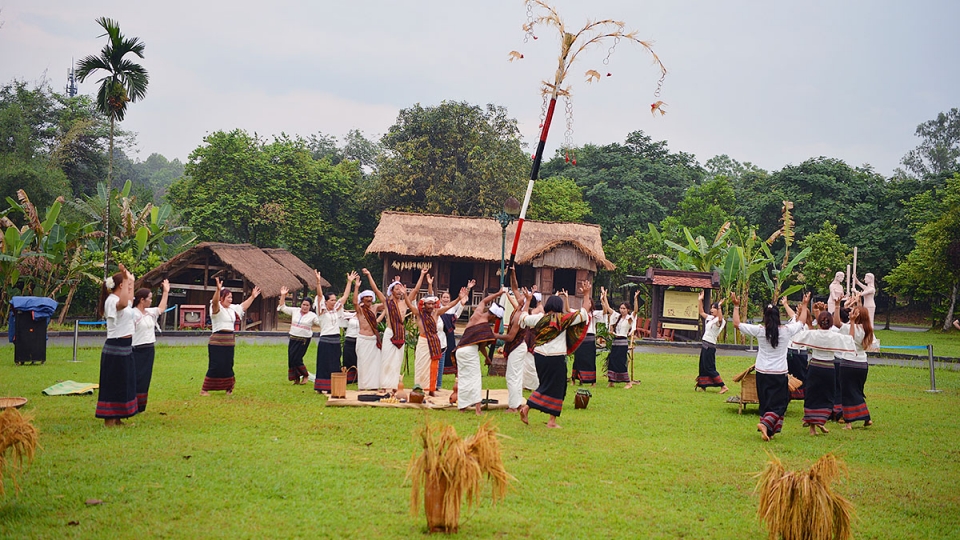 Lễ mừng lúa mới của người Chu Ru sống động giữa lòng Hà Nội