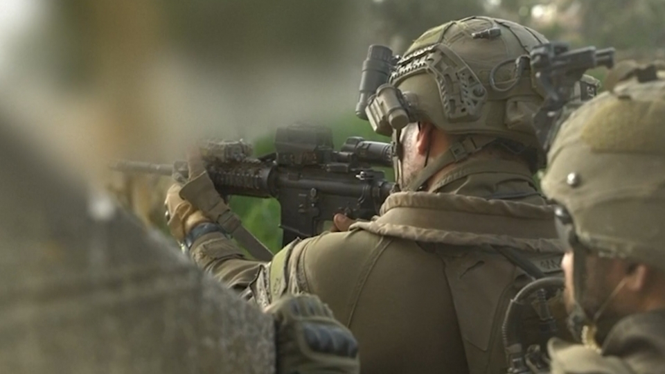 linh Israel cam sung tieu lien Israel, quan nhan Israel, bo binh Israel o Liban, Israel truy kich Hezbollah -idf.jpg