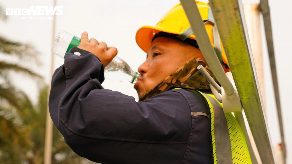 Người Hà Nội "nung mình" trong đợt nắng nóng gay gắt đầu tiên năm 2026