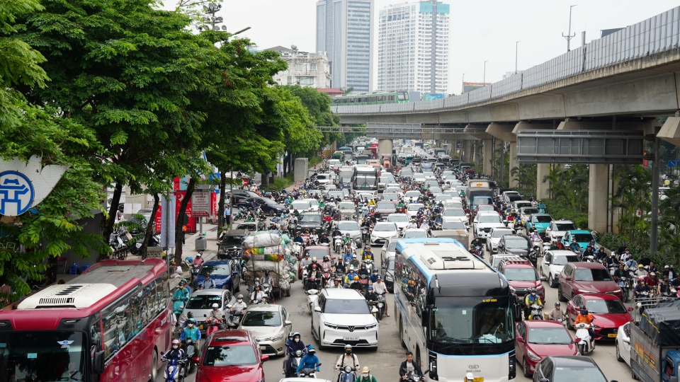 Người dân rời Thủ đô về nghỉ lễ, cửa ngõ phía Nam Hà Nội ùn tắc cục bộ