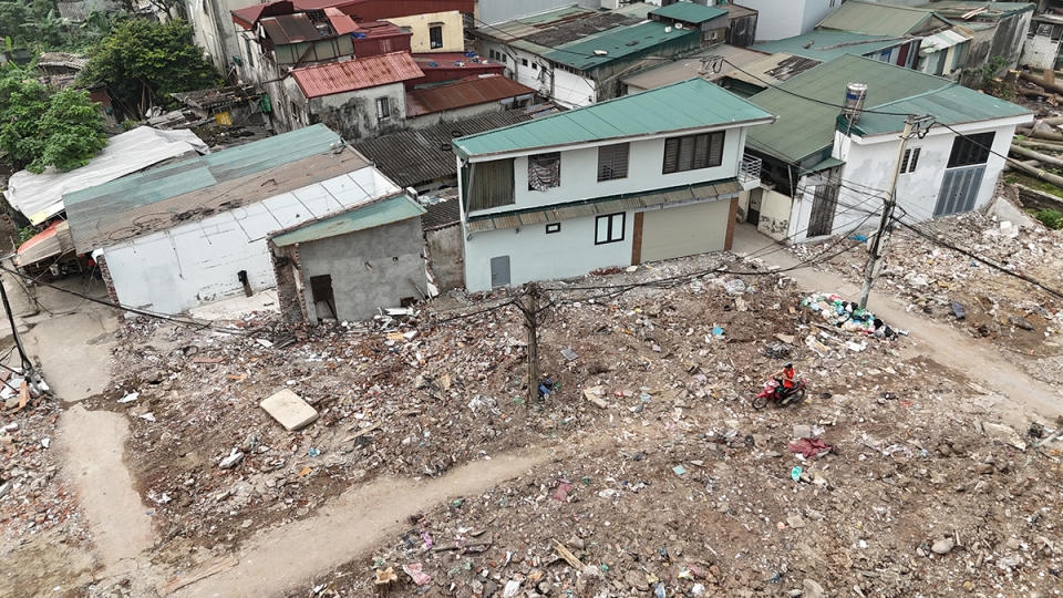 Hàng loạt nhà siêu mỏng, siêu méo "mọc" lên trên đoạn đường vừa GPMB ở Hà Nội
