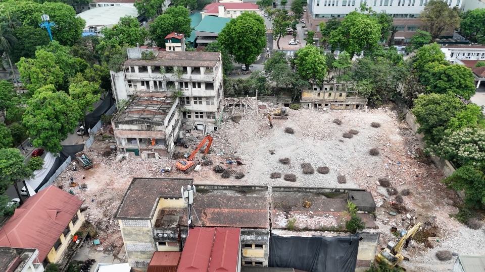 Cận cảnh phá dỡ khu đất “địa chỉ giới trẻ” một thời, mở rộng Nhà tang lễ Quốc gia
