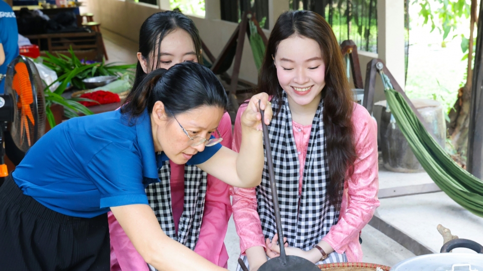 rs-vov_-_du_khach_trai_nghiem_lam_banh_kep_tai_con_son.jpg
