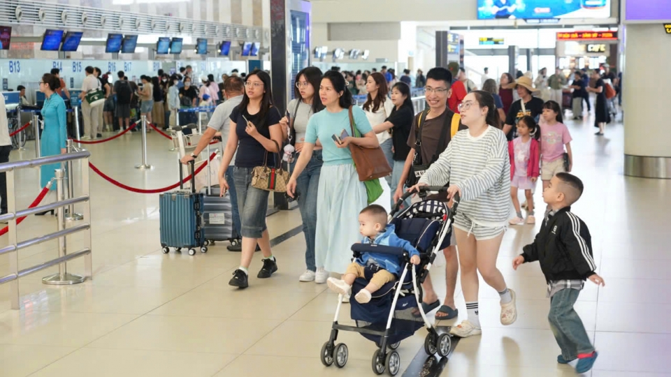 Gần 113.000 khách đổ về Nội Bài ngày cao điểm trước kỳ nghỉ lễ 30/4