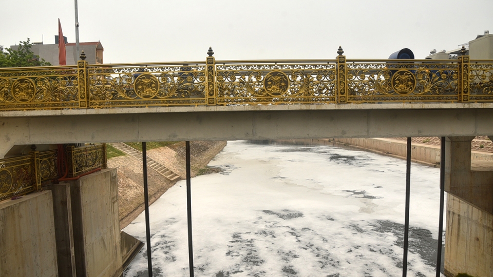 Nước sông Tô Lịch nổi bọt trắng dưới đập Cầu Quang: Ô nhiễm hay bình thường?