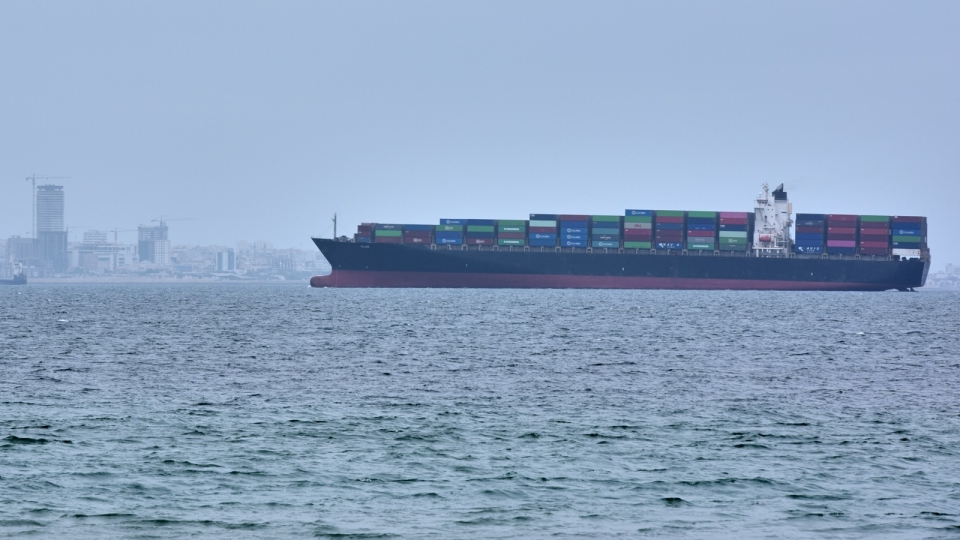 tau container tai eo bien Hormuz ngoai khoi dao Qeshm (Iran), tau hang, tau bien, bo bien Iran 18-4-2026 -ap.jpg