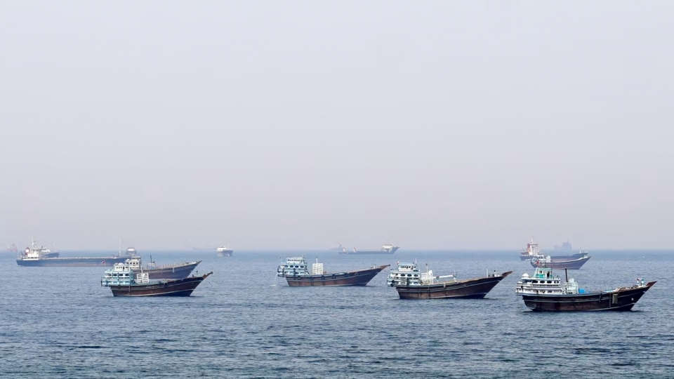 tau thuyen tren eo bien Hormuz -reu.jpg