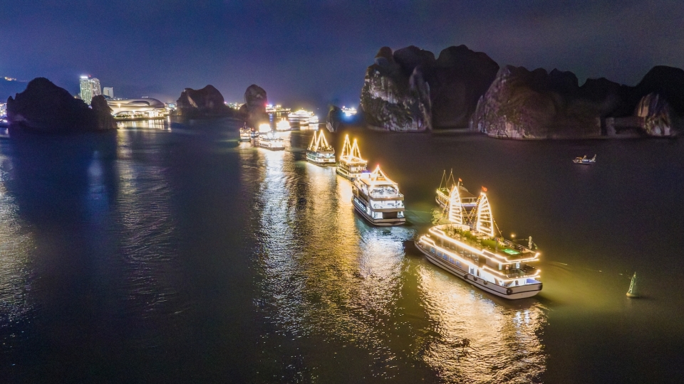 tau-du-lich-vinh-ha-long_2.jpg