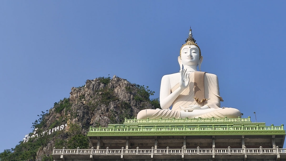 Chiêm ngưỡng tượng Phật khổng lồ trên núi ở chùa Tham Khao Laem của Thái Lan