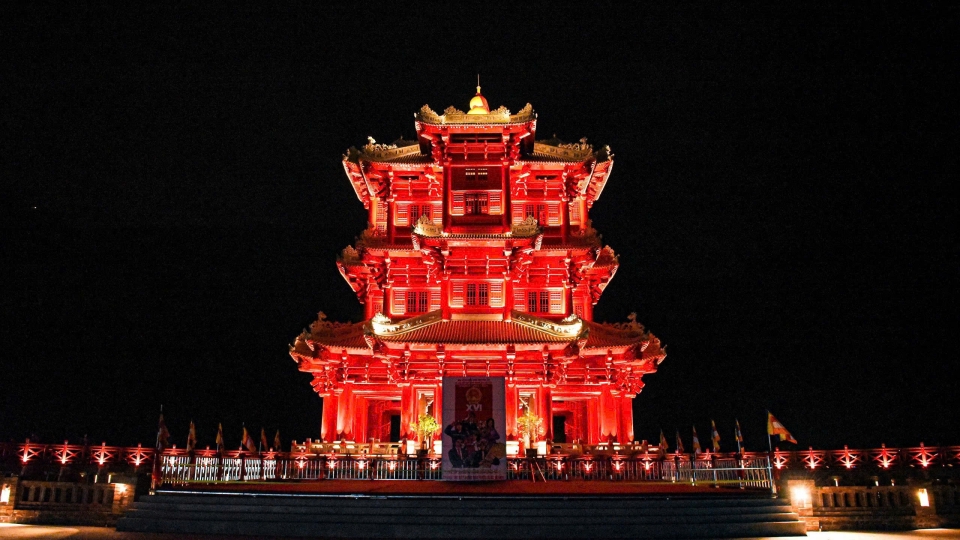 Cận cảnh tháp chuông Tây Yên Tử lung linh về đêm ở Bắc Ninh