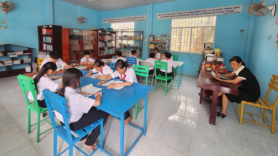 thu_vien_tai_truong_thcs_vinh_thuan_tay_xa_vinh_thuan_dong_thanh_pho_can_tho_luon_thu_hut_dong_dao_cac_em_hoc_sinh.jpg