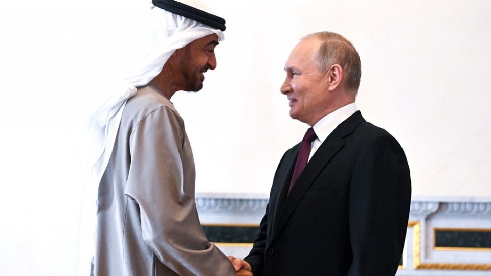 tong_thong_nga_putin_trai_bat_tay_voi_tong_thong_cac_tieu_vuong_quoc_arab_thong_nhat_mohamed_bin_zayed_al_nahyan._anh_dien_krelim.jpg