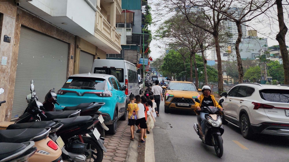 Nhan nhản lòng đường, vỉa hè ngang nhiên bị lấn chiếm dù đang có lệnh thanh tra