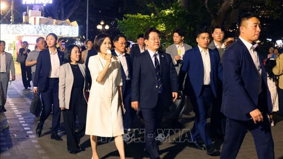 Tổng thống Hàn Quốc Lee Jae Myung và Phu nhân thảnh thơi đi dạo quanh hồ Hoàn Kiếm