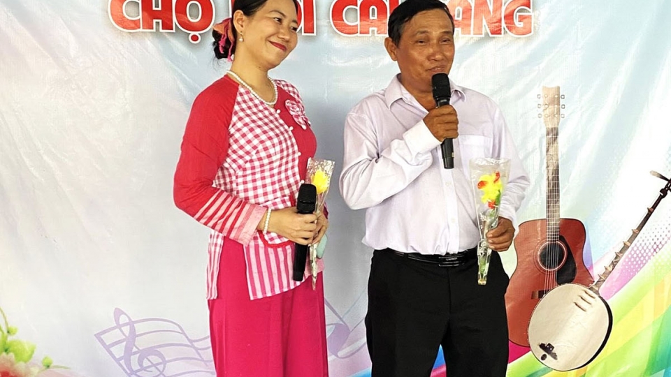vov_-_du_khach_va_nguoi_dan_giao_luu_cung_clb_don_ca_tai_tu_cuu_chien_binh_phuong_cai_rang.jpg