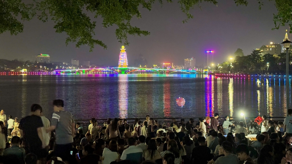 "Biển người" ngóng chờ pháo hoa thắp sáng bầu trời Việt Trì dịp Giỗ Tổ