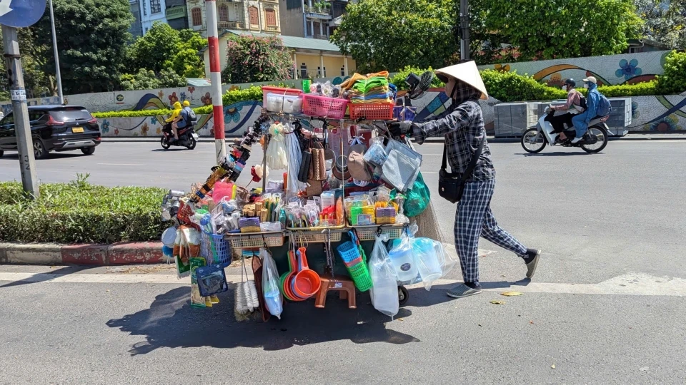 Hà Nội như “chảo lửa”, người lao động ngoài trời gồng mình mưu sinh