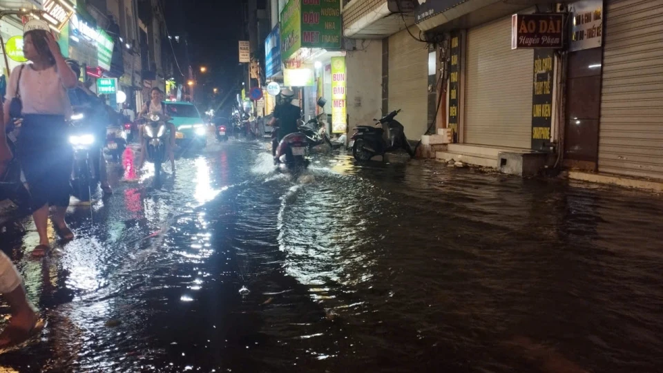 Hà Nội đón mưa giải nhiệt sau chuỗi ngày oi nóng kéo dài