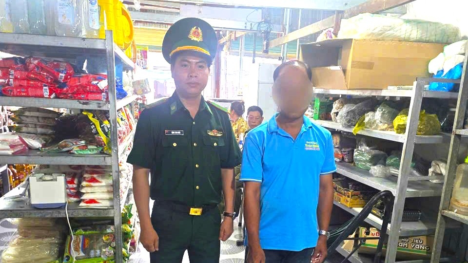 2_luc_luong_bien_phong_da_tam_giu_tang_vat_va_tiep_tuc_xac_minh_xu_ly_theo_quy_dinh.jpg
