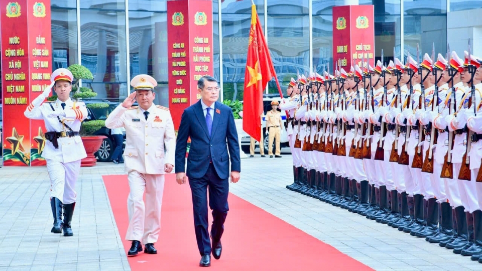 3_thu_tuong_le_minh_hung_duyet_doi_danh_du_cong_an_nhan_dan.jpg