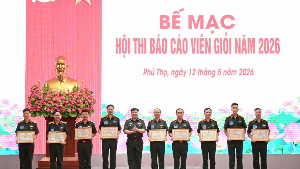 3_trung_tuong_pham_duc_duyen_trao_bang_khen_cho_cac_dong_chi_dat_giai_nhat_nhi_tai_hoi_thi_20260512162539.jpg