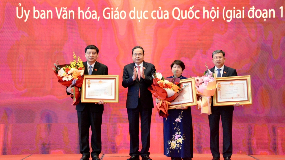 5-5_ctqh_trao_huan_chuong_doc_lap_hang_nhi.jpg