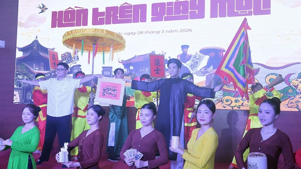 “Hồn trên giấy mộc”: Khi người trẻ viết tiếp câu chuyện di sản tranh Đông Hồ