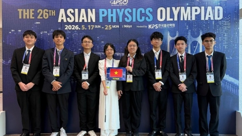 All eight Vietnamese students win medals at APhO 2026.jpg