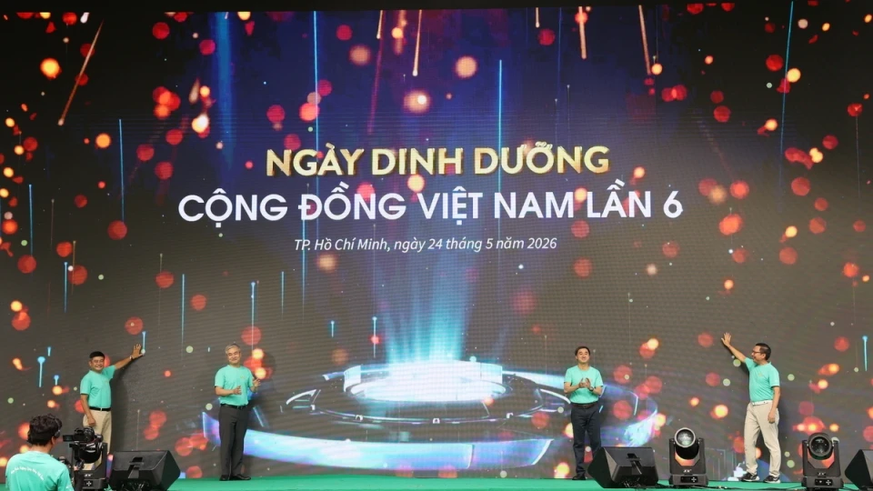 Ban tổ chức bấm nút.JPG
