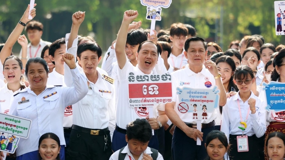 Bo truong Thong tin Campuchia Neth Pheaktra phat dong chien dich chong tin gia, giai doan 2 -vov.jpg