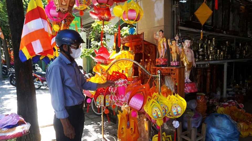 Buddhist followers buy Buddhist flags and lanterns for home decorations during the Vesak 2026 season.jpg