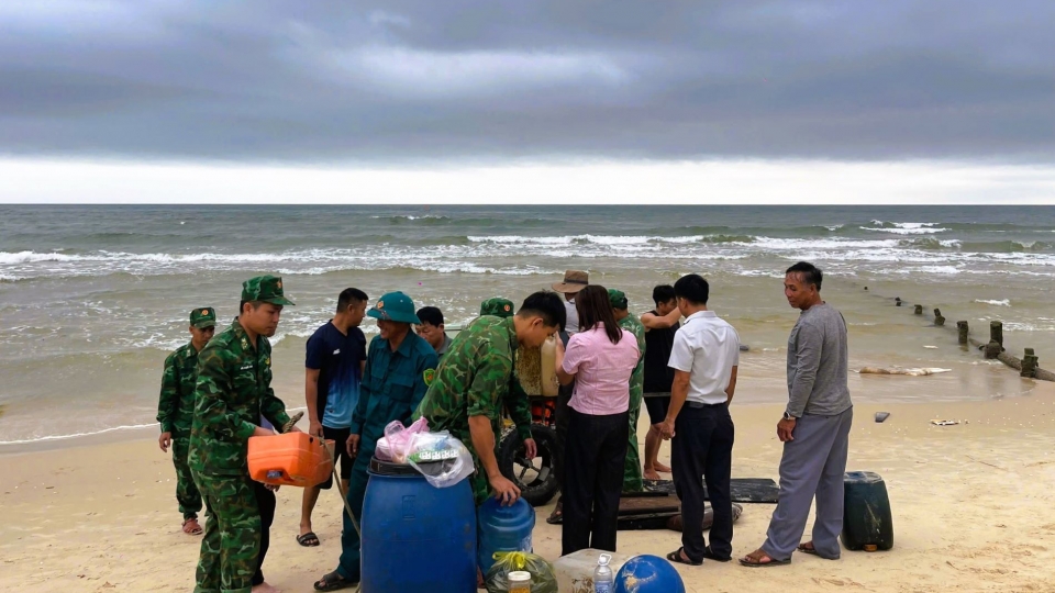 Các lực lượng chức năng  hỗ trợ ngư dân  thu gom tài sản bị trôi dạt.jpg