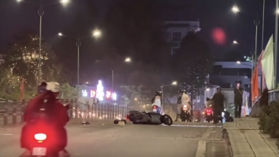 Cần Thơ đá rơi vãi trên cầu, nhiều người đi xe máy té ngã.jpg