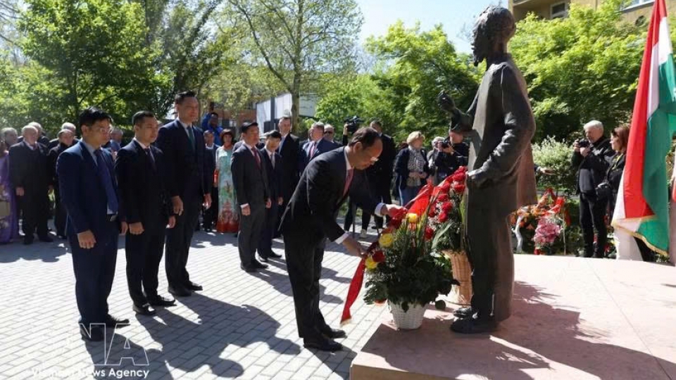 Delegates lay flowers in tribute to President Ho Chi Minh.jpg