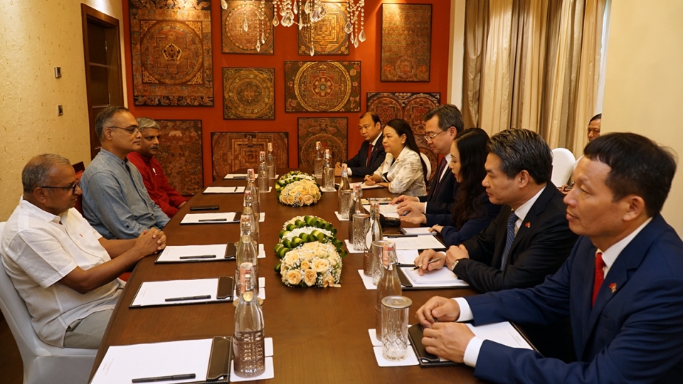 Le Thanh Nghi and CPI leader Doraisamy Raja.jpg