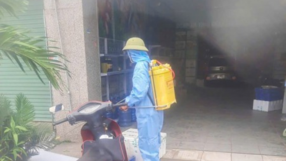 Lực lượng chức năng tổ chức phun hóa chất trực tiếp tại 16 hộ dân xung quanh các ca bệnh và mở rộng phạm vi phun khử khuẩn trong bán kính 200m (ảnh BHT).jpg