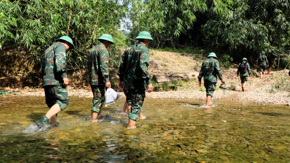 Nhiều đoạn đường rừng phải lội suối.JPG