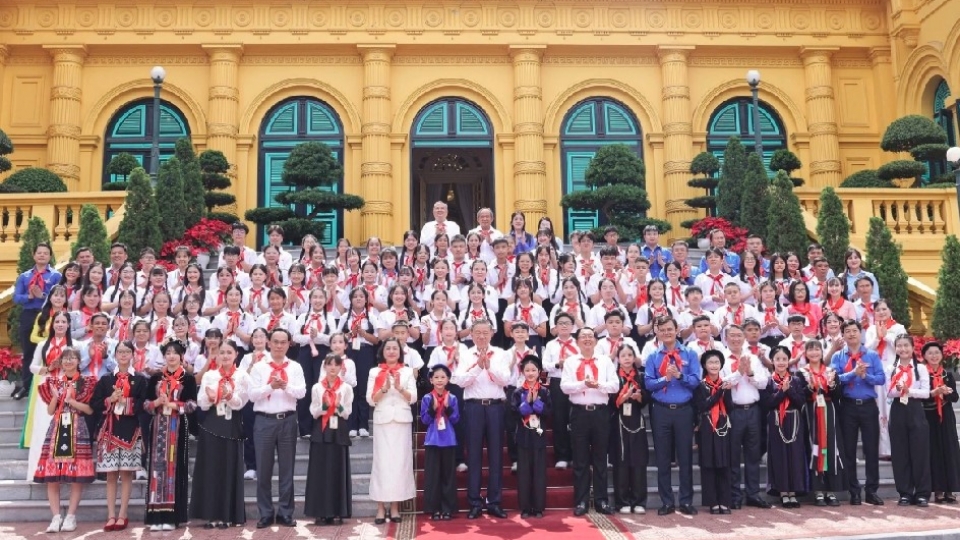 Party chief, State President meets outstanding young pioneers in Hanoi