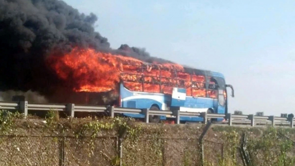 Passenger bus catches fire on expressway, passengers evacuate safely.jpg