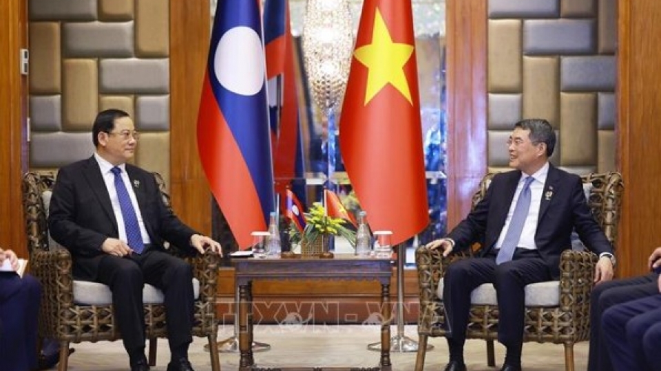 Prime Minister Le Minh Hung and Lao PM Sonexay Siphandone.jpg