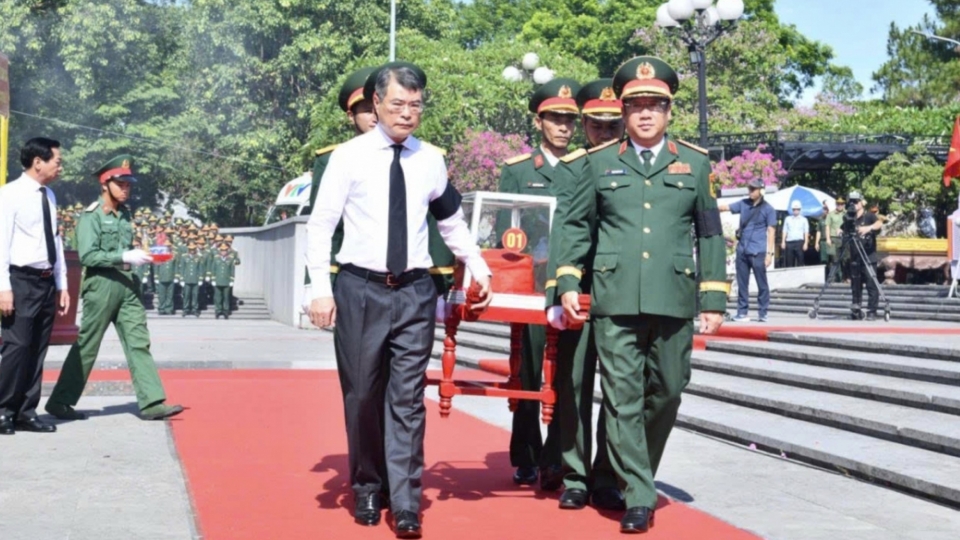 Prime Minister Le Minh Hung and delegates attend the reburial ceremony.jpg