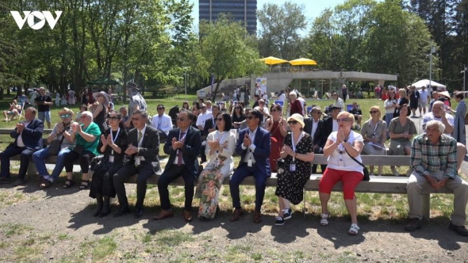 Representatives of the Vietnamese Embassy, the Union of Vietnamese Associations and the Vietnamese Association in Ústí nad Labem, together with local residents and visitors, attend the event.jpg