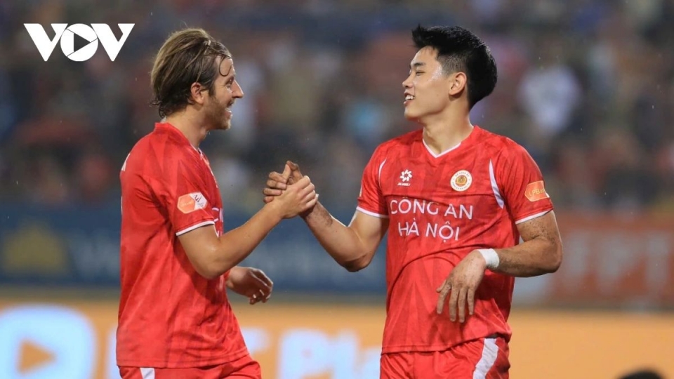 Striker Dinh Bac helps Hanoi Police FC move closer to the V-League Championship title this year, and have the chance to qualify for the AFC Champions League Elite 2026–27.jpg